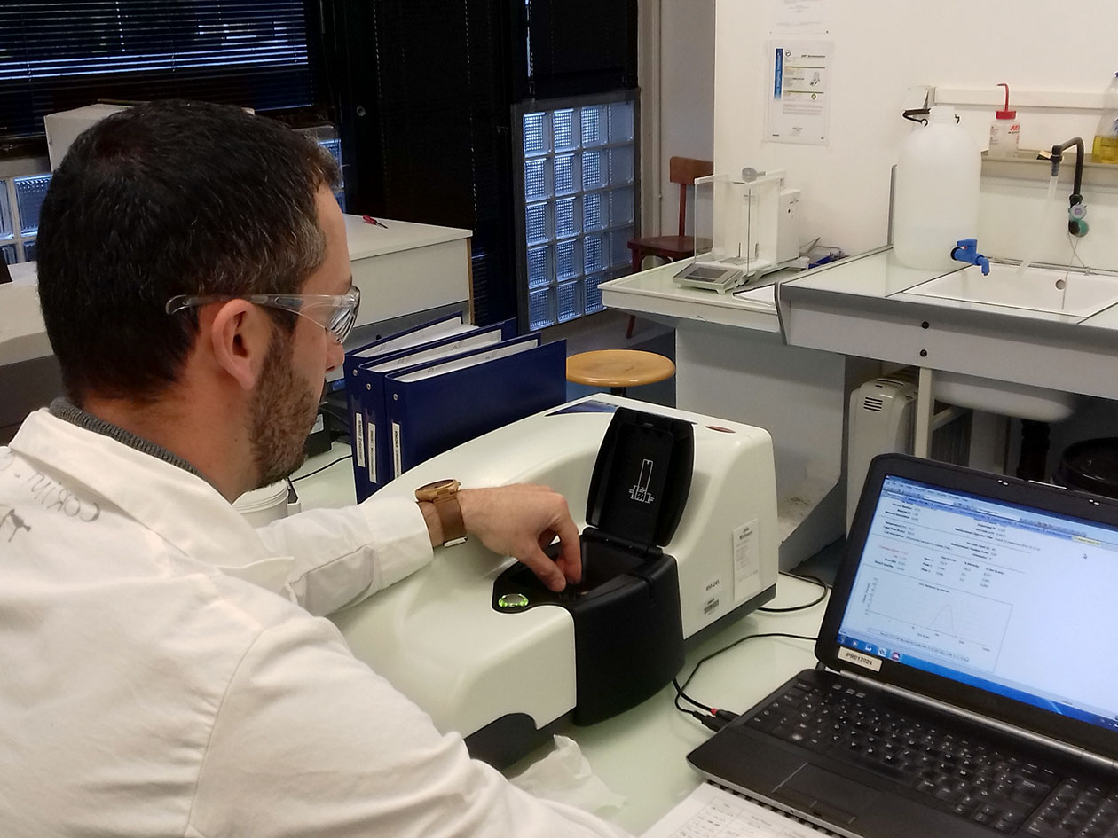 <hr>Dynamics Light Scattering (DLS) utilisé pour mesurer le potentiel zêta et le diamètre hydrodynamique de nanoparticules, dont les liposomes (site de Rennes-Chimie).