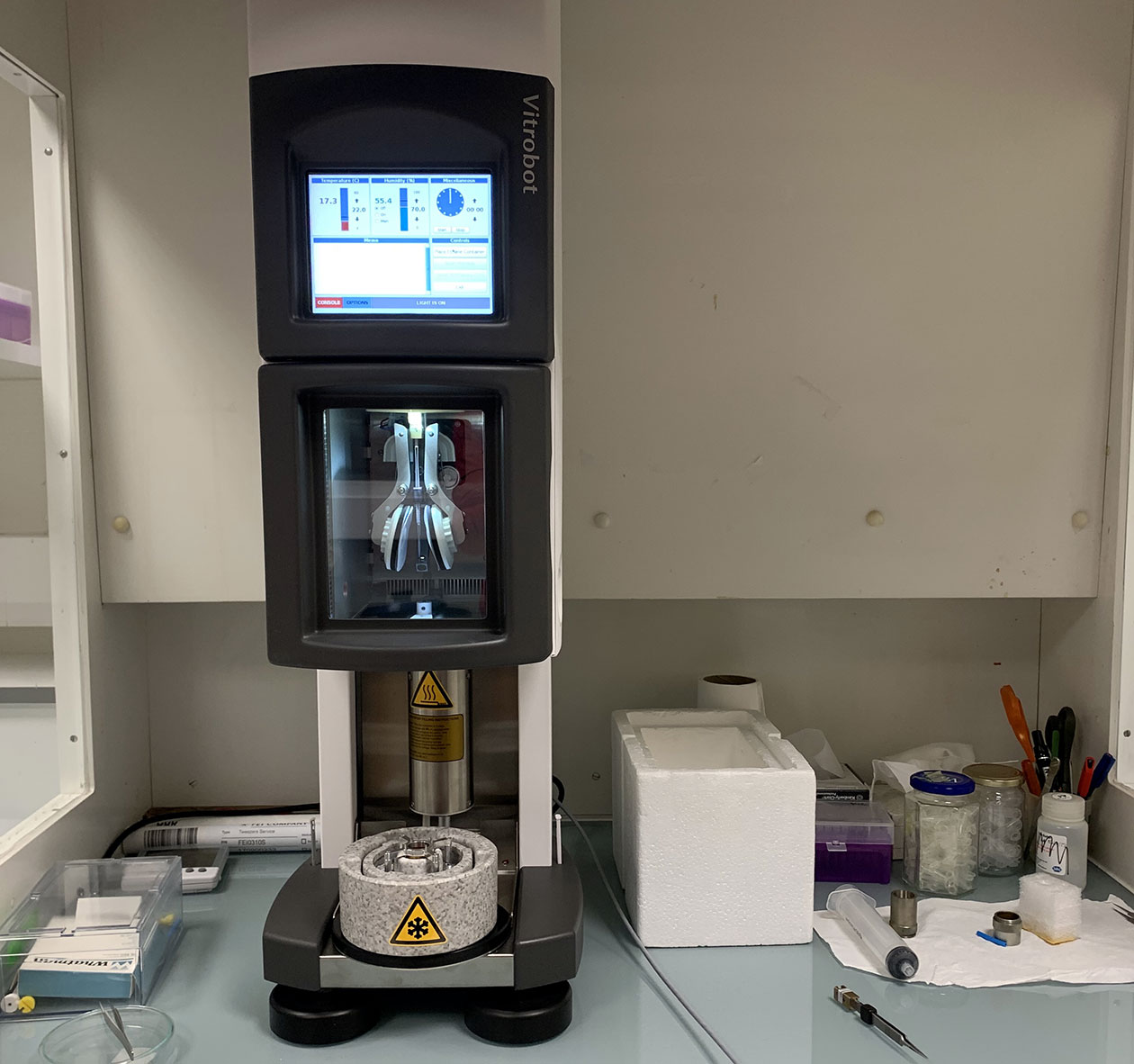 <hr>Vitrobot Mark IV (FEI).