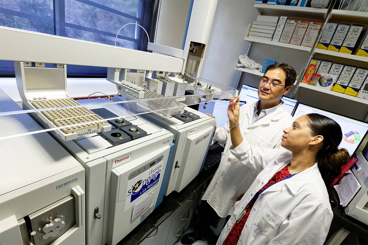 <hr>Le CYROI dispose d’un service compétent pour l’analyse de produits de synthèses ou d’extraits par HPLC, MS, GC et RMN.